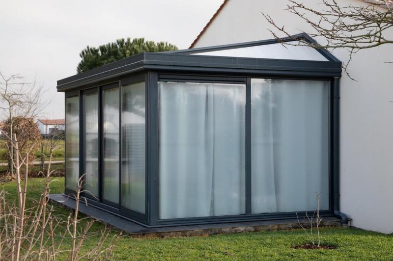 Une v&eacute;randa en aluminium am&eacute;liore l'isolation pr&egrave;s de La Roche-sur-Yon