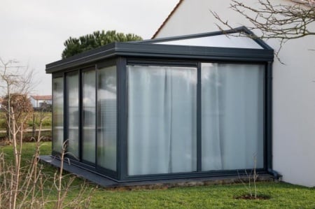 Une v&eacute;randa en aluminium am&eacute;liore l'isolation pr&egrave;s de La Roche-sur-Yon