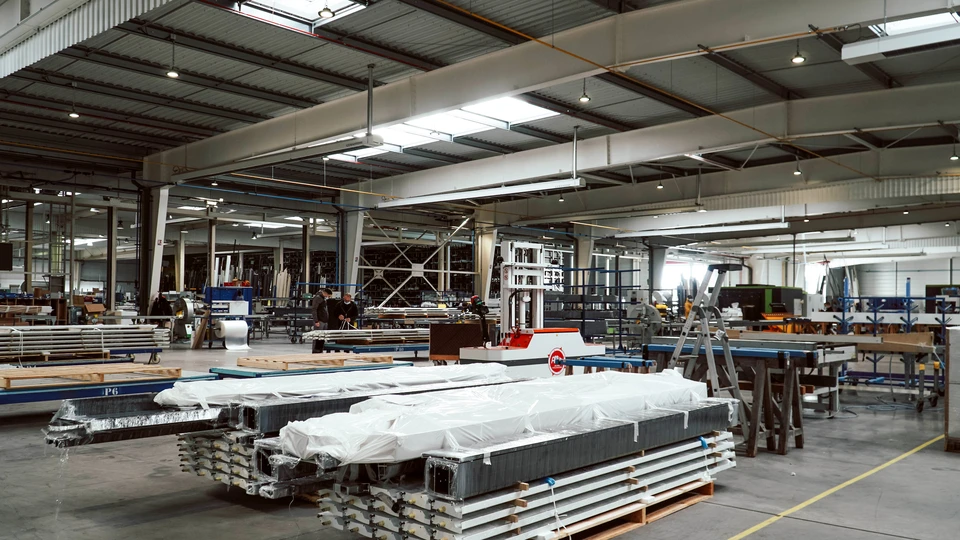 Vaste atelier industriel de fabrication de menuiseries aluminium