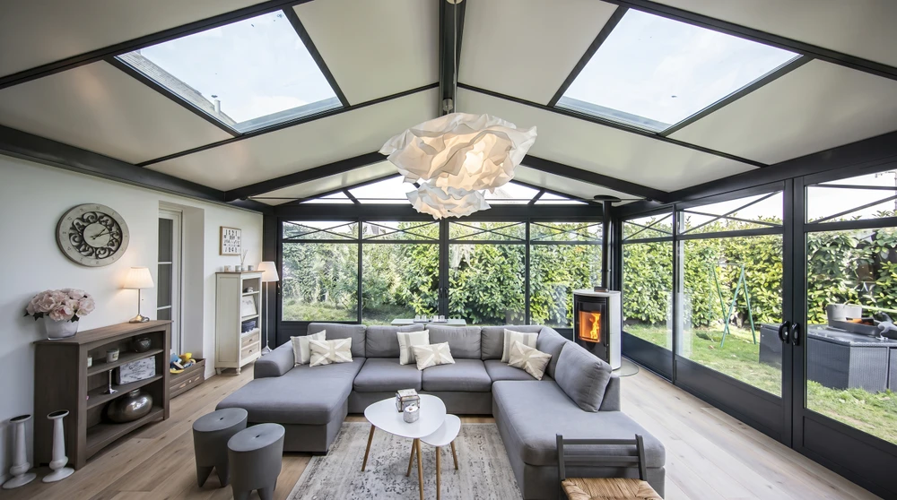 Maison contemporaine blanche à toiture en tuiles canal terre cuite, vue jardin