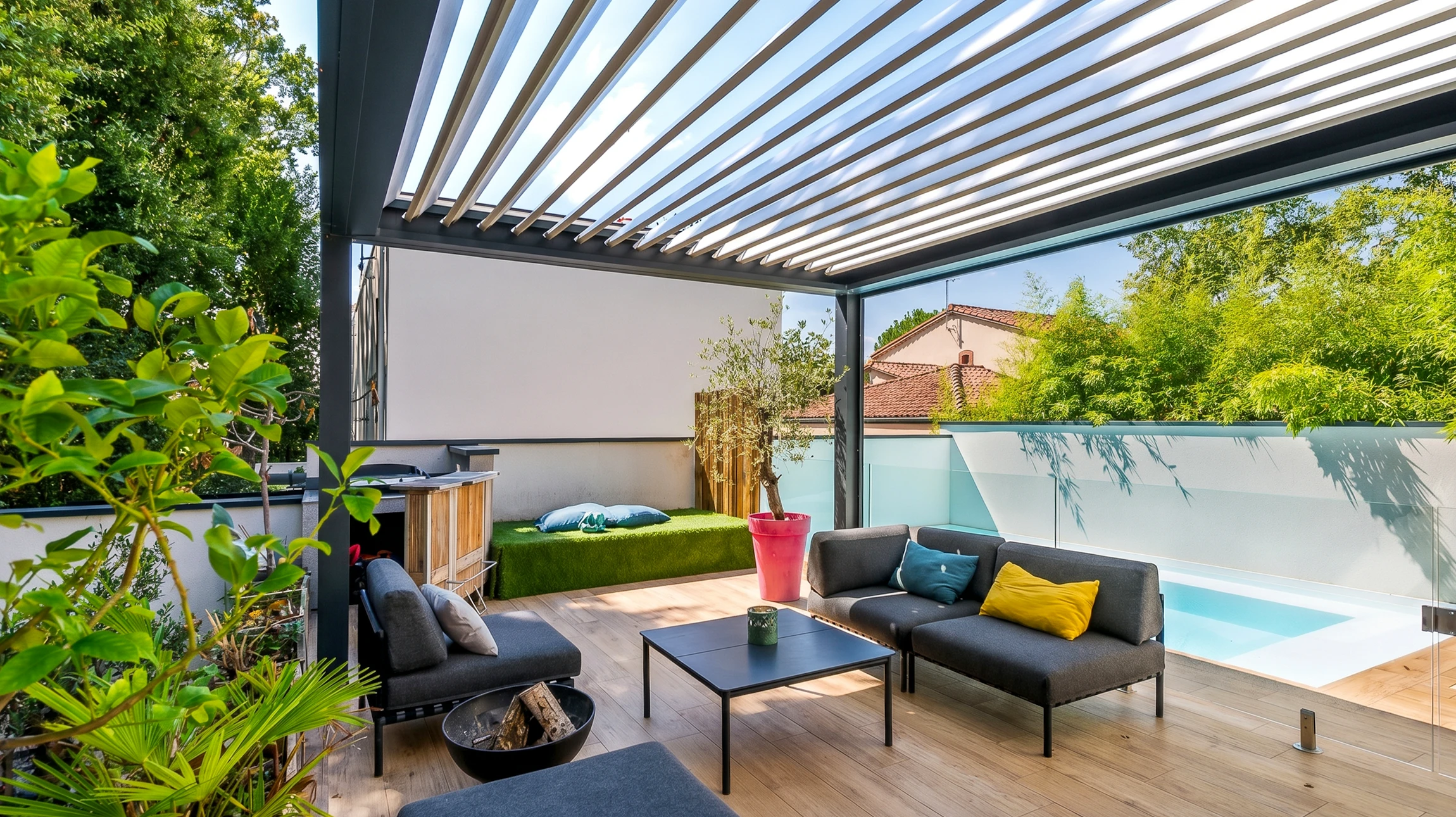 Carport bioclimatique en aluminium anthracite, structure autoportante à 4 poteaux carrés, toiture à lames orientables