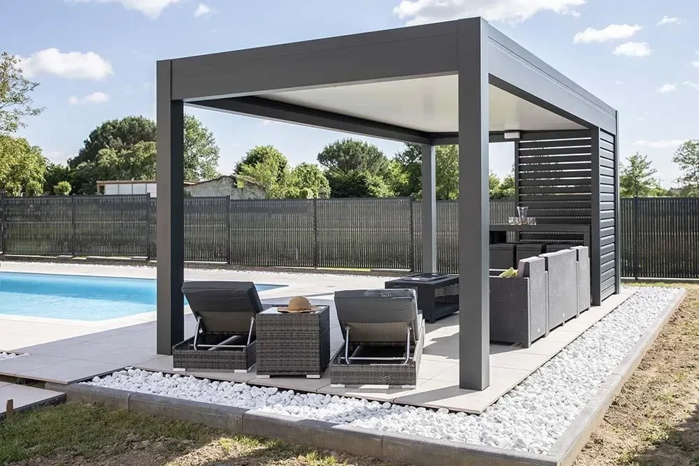 Salon moderne lumineux avec baies vitrées coulissantes aluminium anthracite ouvrant sur terrasse en bois composite et jardin paysagé