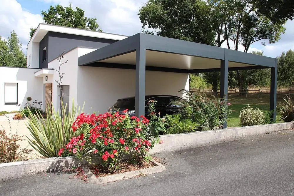 Carport aluminium anthracite moderne abritant une Peugeot 308 noire, installé sur dallage béton désactivé