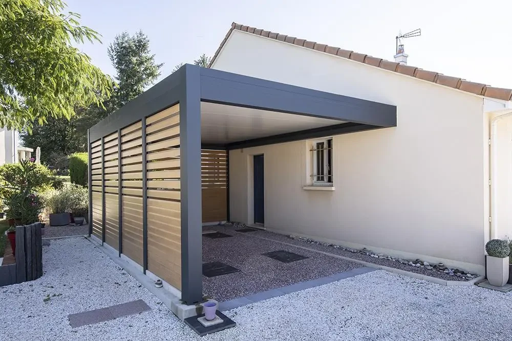 Terrasse couverte moderne avec pergola bioclimatique à lames orientables, structure aluminium anthracite, plafond à lames blanches