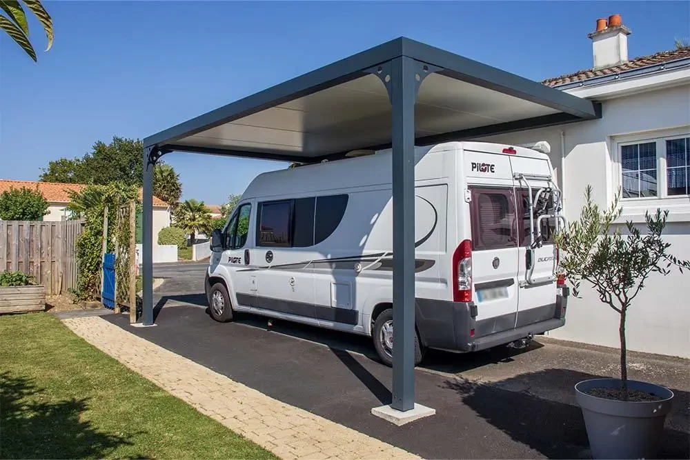 Extension moderne en verre et aluminium anthracite sur terrasse en bois composite