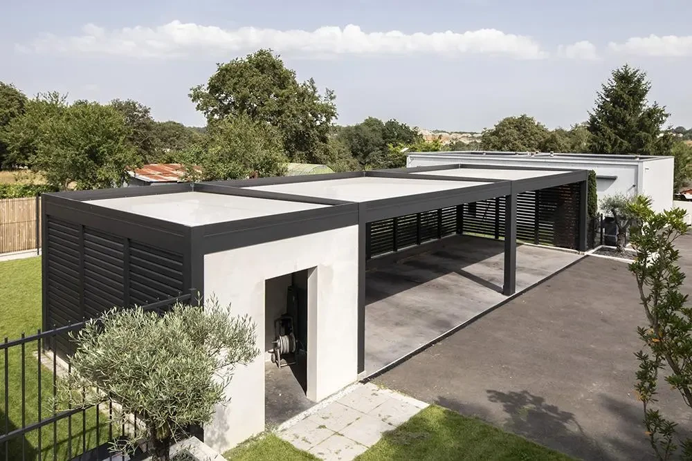 Véranda contemporaine vue de l'extérieur, salon intérieur avec canapés gris et table basse